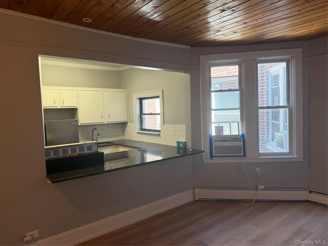 Foto del edificio - 572 Warburton Ave