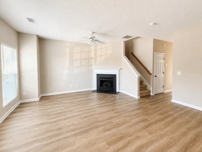 Building Photo - Three bedroom, 2.5 bath townhome in Whitsett