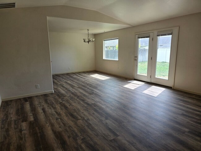 Building Photo - For Rent: 3 Bed, 2 Bath Home in Magic Vall...