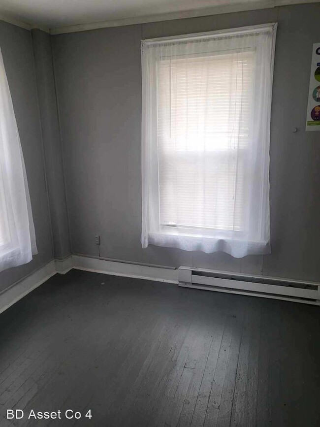 Building Photo - 3 br, 1 bath House - 226 E Main Street
