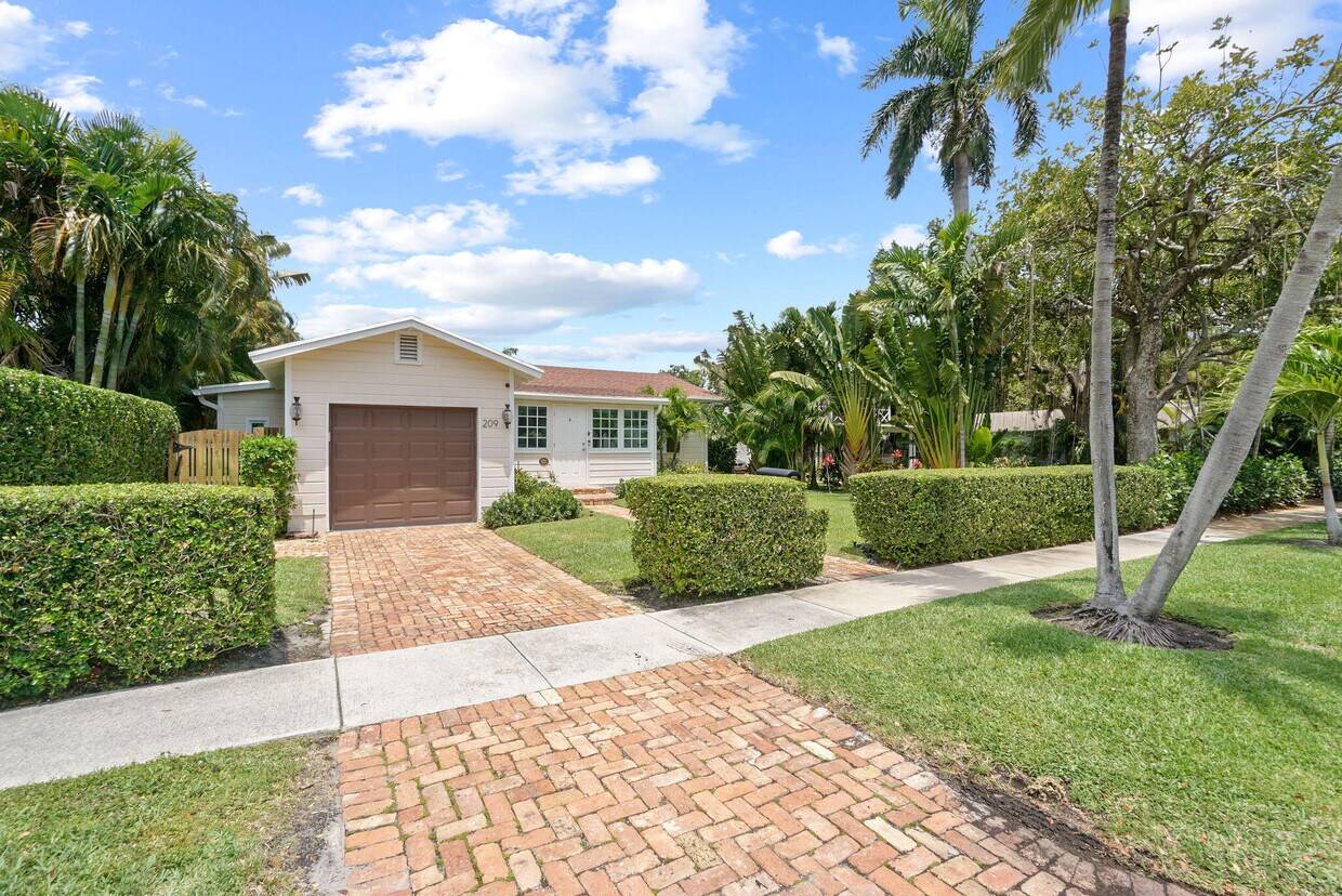 Primary Photo - 209 Lakeland Dr