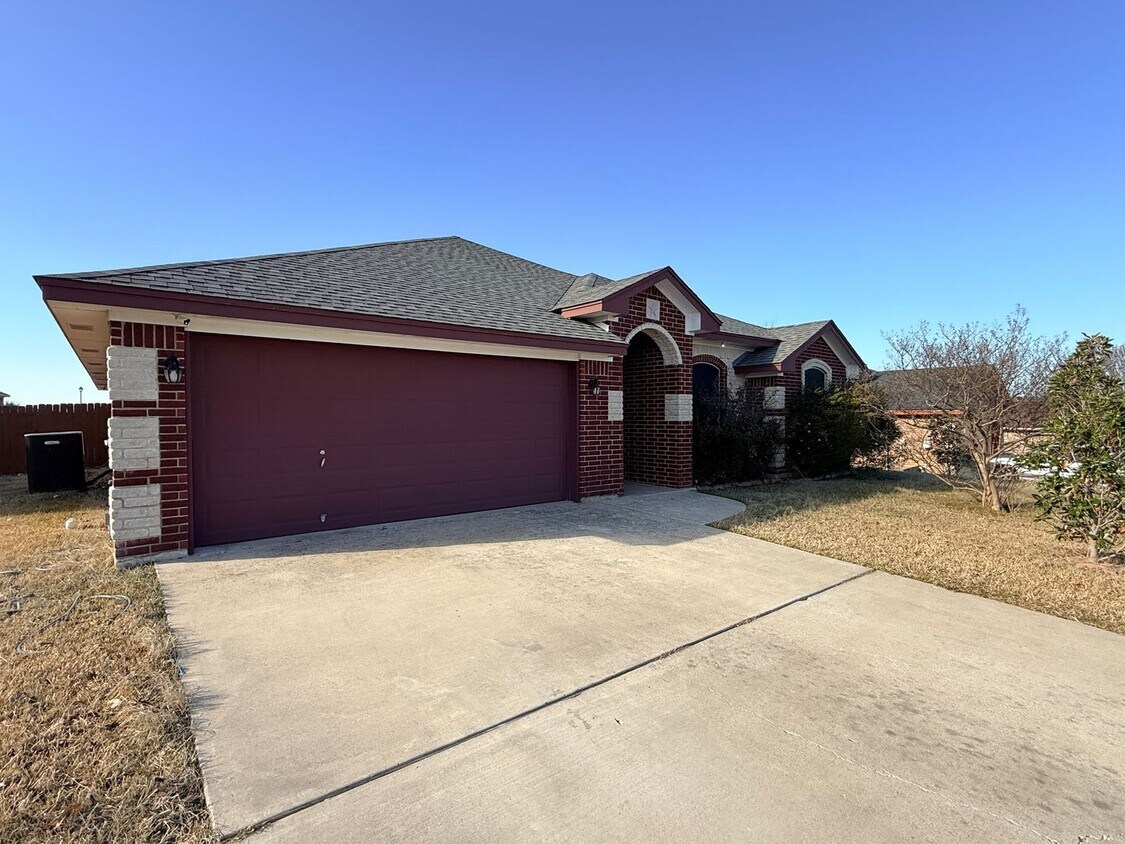 Building Photo - NEW IN MANAGEMENT - COMING SOON!