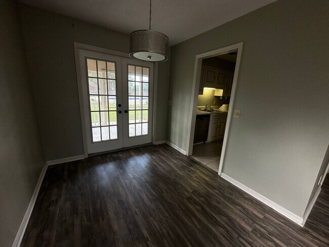 Building Photo - 23 Somerset Townhouse