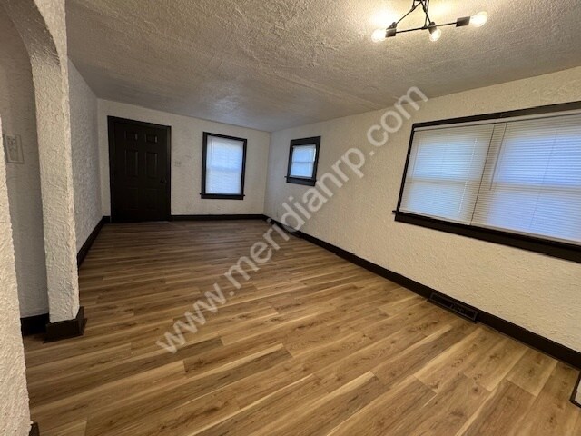 Foto del edificio - 4915 McClellan St