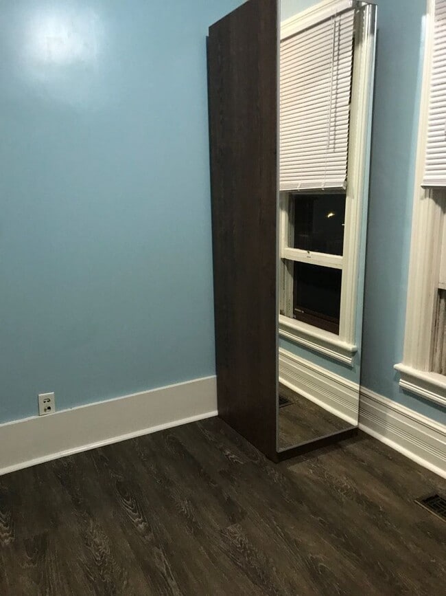 Foto del edificio - 6 Bedroom 2 Bathroom Home Available NOW fo...