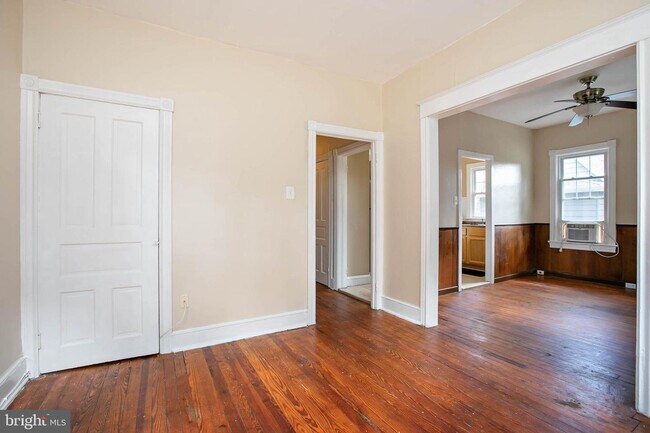 Building Photo - 123 7th Ave