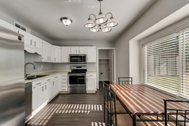 Building Photo - 4825 Trailwood Dr