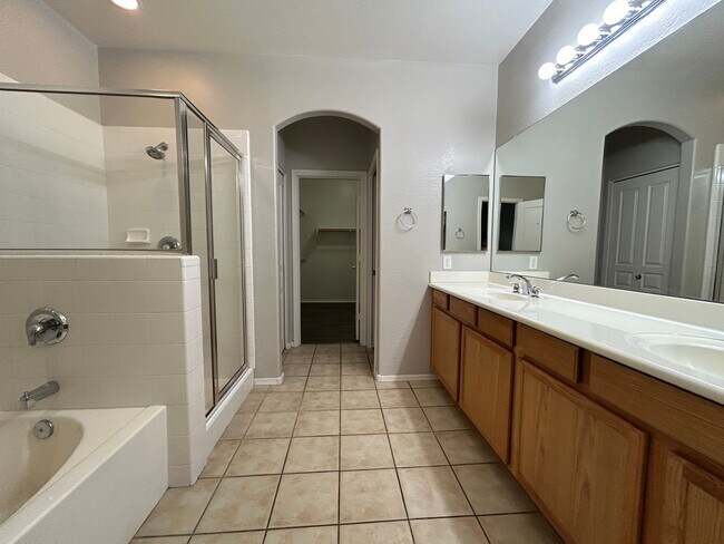 Building Photo - 955 E Knox Rd