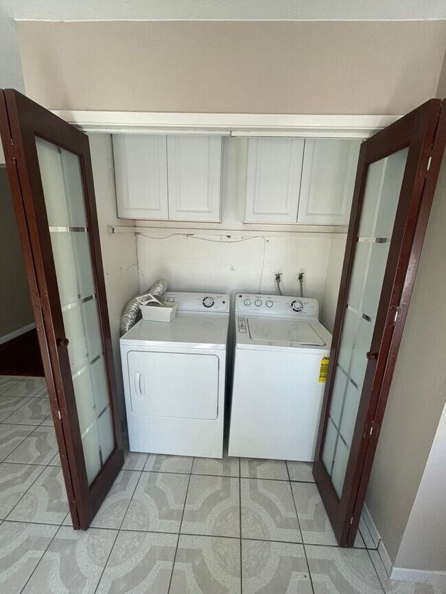 Building Photo - Great 3 Bedrooms 1.5 bath