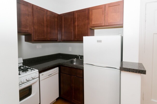 Building Photo - 823 W Wolfram St