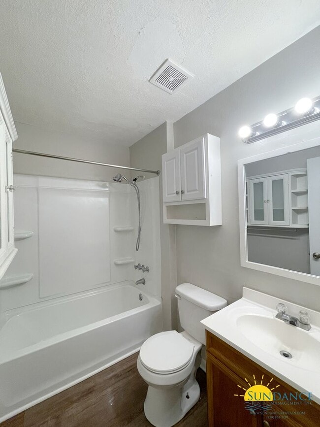 Building Photo - Quaint 2 Bedroom Unit in Fort Walton Beach!