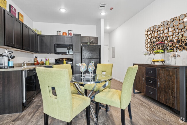 1BR, 1BA - 663SF - Dining Area - Greenpoint Urban Living