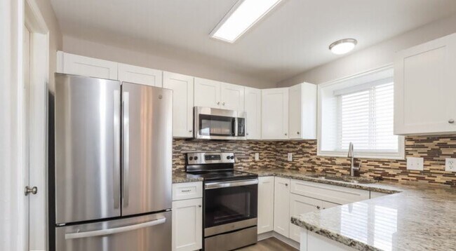 Building Photo - 3234 S Marcrest Dr