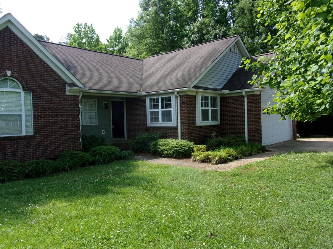 Foto principal - COMING SOON!! 3 Bedroom 2 Bath Home on over 1 Acre in York with Clover Schools