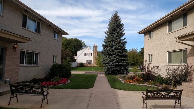 Building Photo - W169N8896 Hoyt Dr