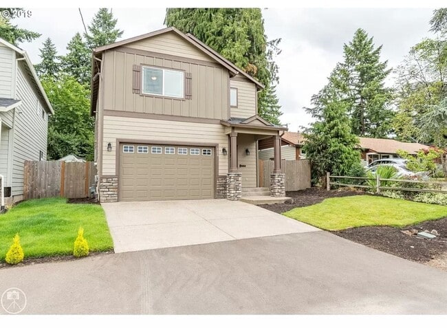 Building Photo - 3 bedroom Home Covered Patio home has AC !!!