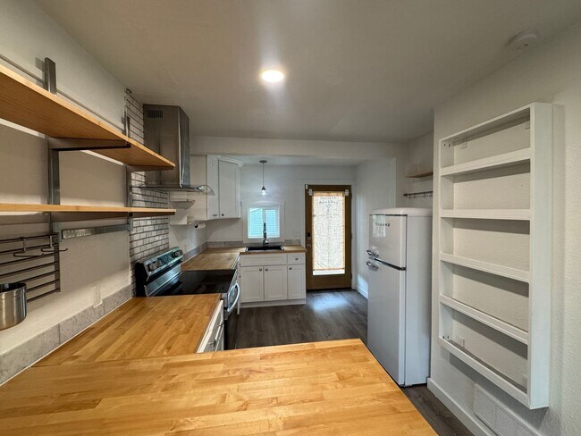 Building Photo - 527 S 50th St