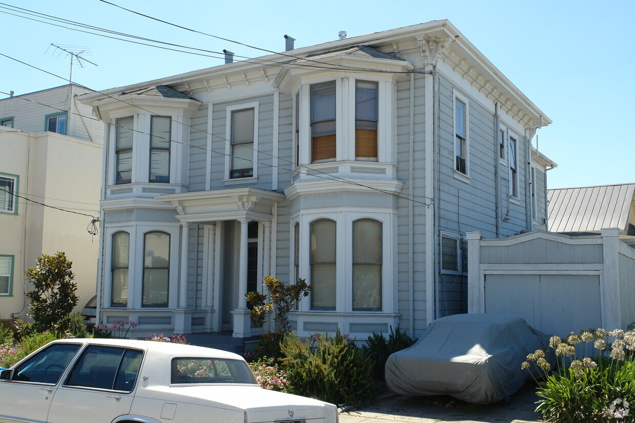 Building Photo - 487 43rd St