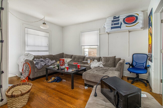 Building Photo - 927 S. Divison -