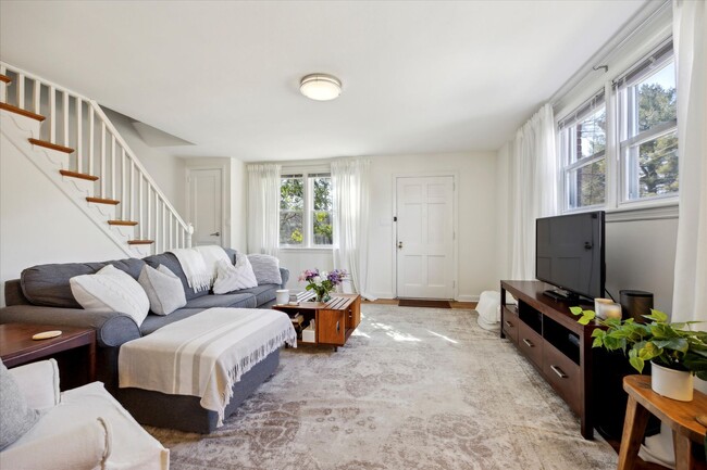Building Photo - 3B/1.5B Twin in West Chester Borough!