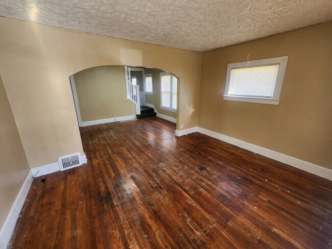 Building Photo - 1304-1304 W 5th St