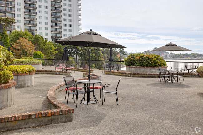 Courtyard Patio - Seagate Apartments