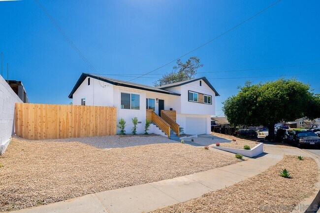 Foto del edificio - Modern 3-Bedroom Home in Paradise Hills (92139)