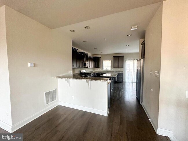 Building Photo - 525 Roszel Way