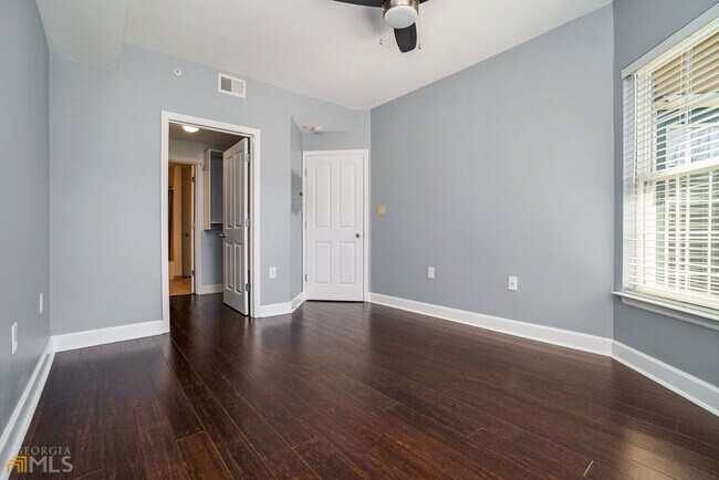Building Photo - 230 E Ponce de Leon Ave