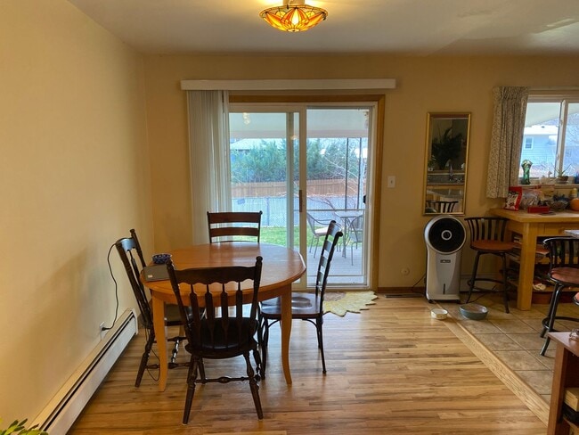 Foto del edificio - Charming 2 Bed / 1 Bath in PRIME Longmont Location – Garage + Yard + Fruit Trees