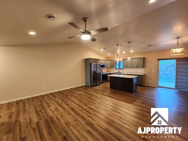Building Photo - 3-bedroom 2-bathroom townhome