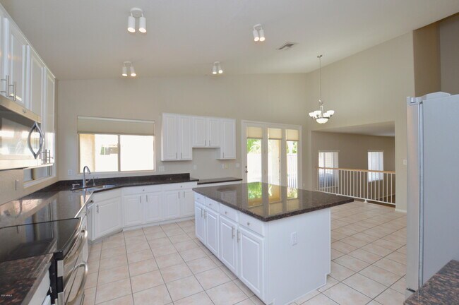 Building Photo - 230 E Appaloosa Ct