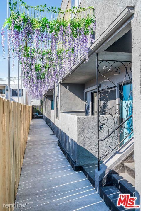 Building Photo - 3 br, 3 bath House - 625 N Kings Rd Apt 2