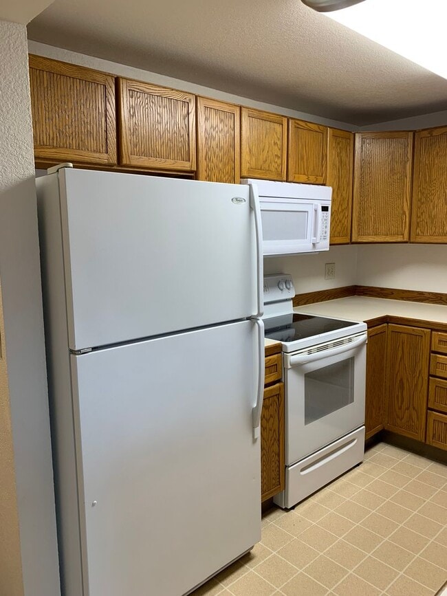Building Photo - 2 BR 2 BA | Washer & Dryer | Heated Garage | AVAILABLE NOW!!