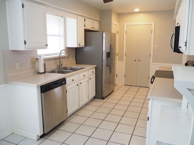 Building Photo - 924 Summer Trail