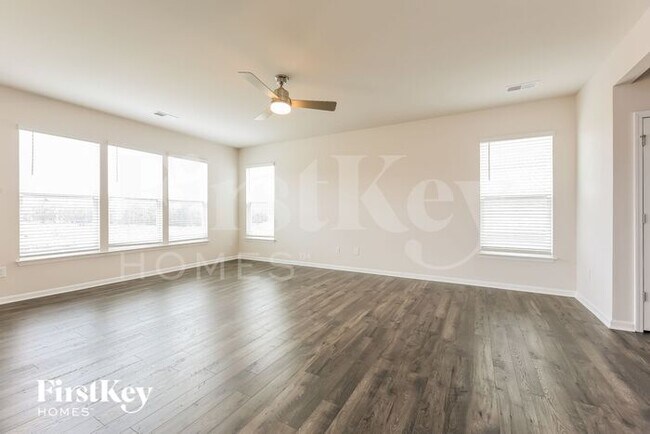 Building Photo - 807 Birchcrest Wy