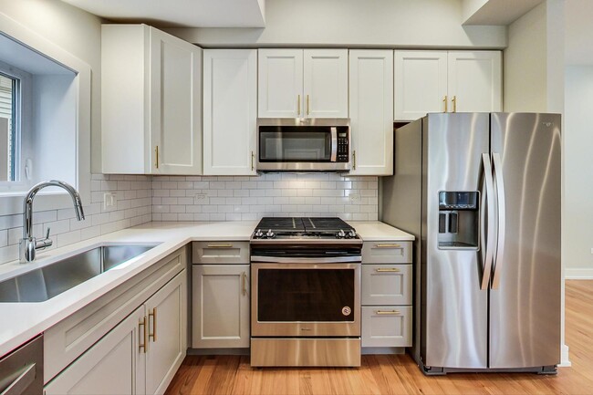 Building Photo - 3534 W Wrightwood Ave