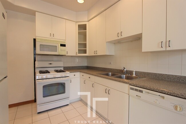 Building Photo - 648 W Buckingham Pl