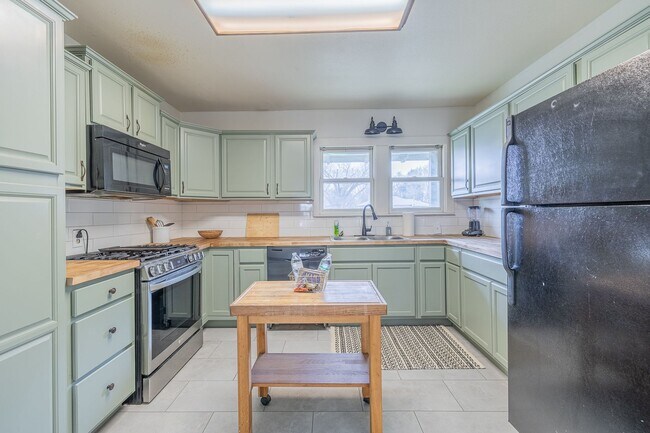 Building Photo - Nestled In Tech Terrace- Fully Furnished R...