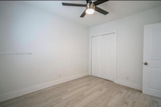 Foto del edificio - 7927 Crespi Blvd