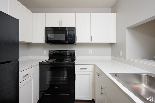 1 BR 1 BA - 788SF Kitchen - CenterPointe Apartments & Townhomes