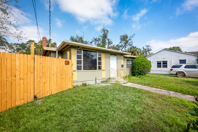 Foto del edificio - 1025 W 25th St