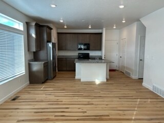 Building Photo - 209 E Glenwood Ct