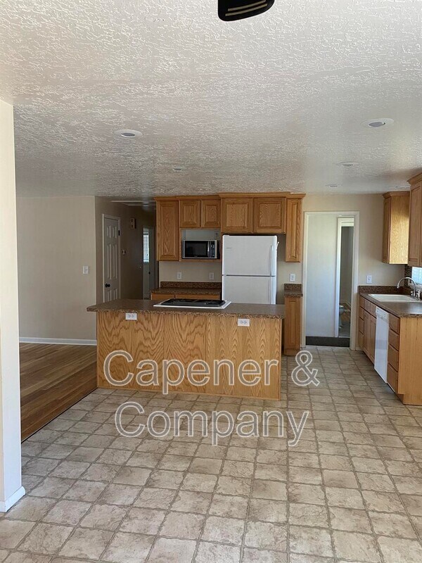 Building Photo - 524 W 700 S