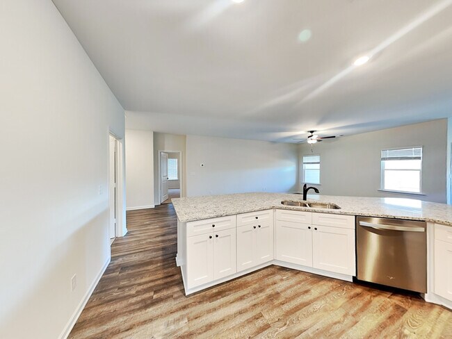 Foto del edificio - 6144 Nathaniel Ln