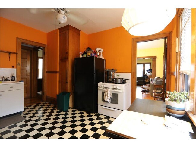 Building Photo - 824 5th St NE