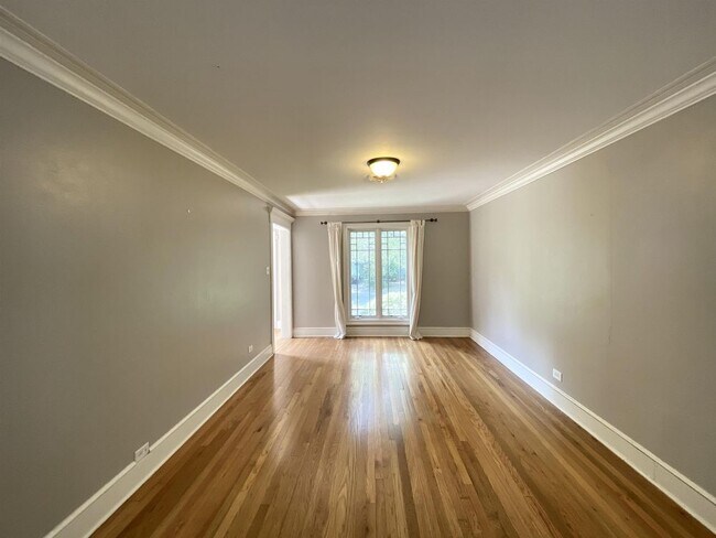 Building Photo - 261 East Oakview Place