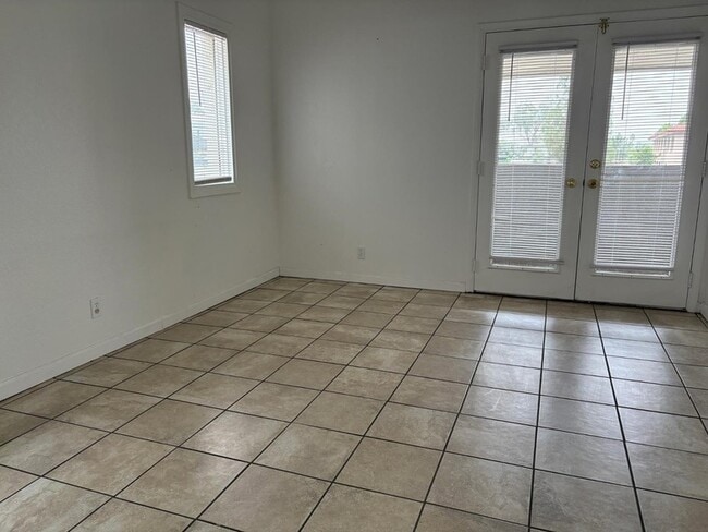 Building Photo - 1820 E Morten Ave