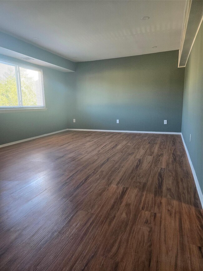 Building Photo - 214 Pointe Cir N