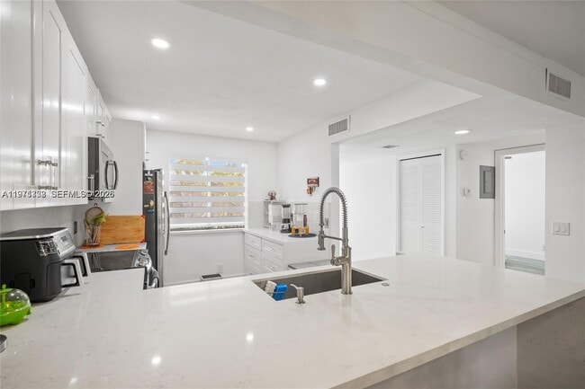 Foto del edificio - 380 Racquet Club Rd